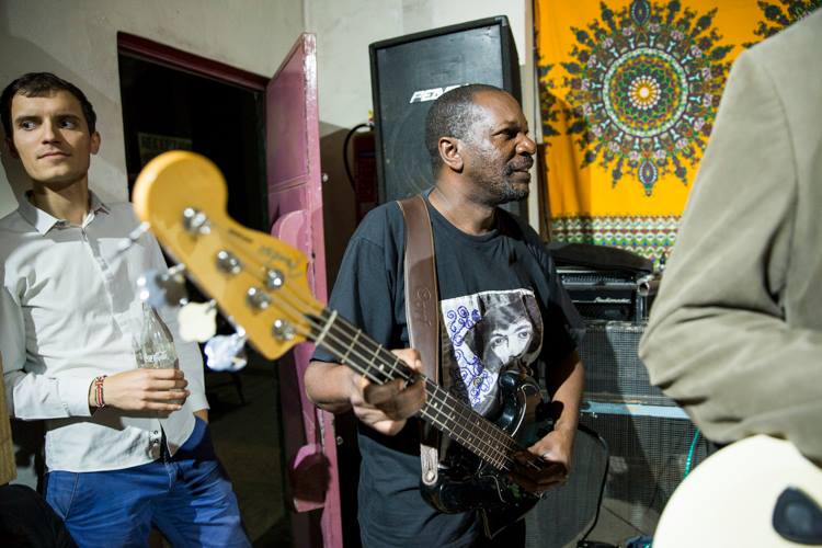 Dave Otieno performing at Dagoz with Ogunlano